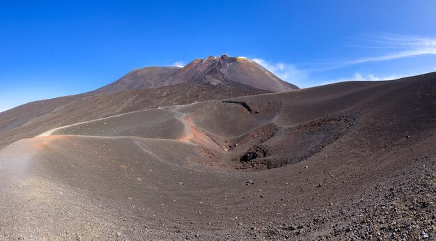 Vista panorámica del cráter del Etna creado por la erupción en 2002