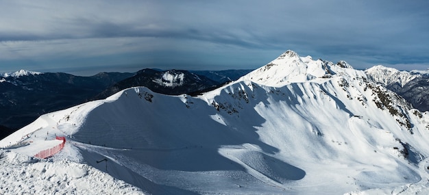 Vista panorámica de la cresta de la montaña Aibga (vertiente norte) en la estación alpina de Rosa Khutor.