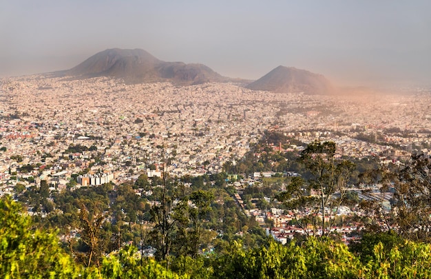 Vista panorámica de una cresta volcánica en la ciudad de México desde el Parque Nacional Cerro de la Estrella en México