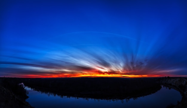 Foto vista panorámica de la curva en el río en una puesta de sol de fondo.