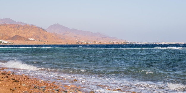 Vista panorâmica da altura das montanhas até o mar vermelho