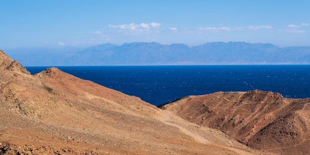 Vista panorâmica da altura das montanhas até o mar vermelho