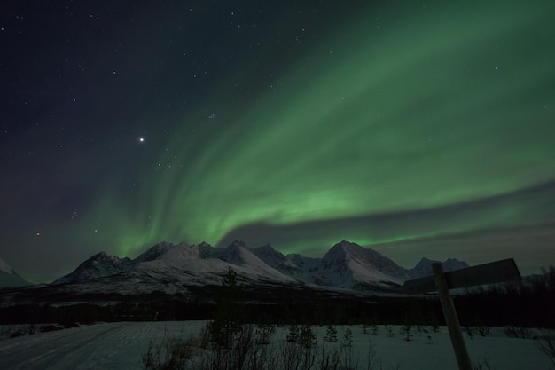 Vista panorâmica da aurora boreal sobre os Alpes de Lyngen
