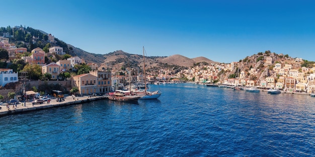 Vista panorâmica da baía da ilha Grécia de Symi