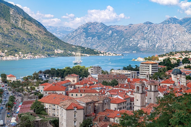 Vista panorâmica da baía de kotor e da antiga cidade histórica de kotor em um dia ensolarado de verão. montenegro.