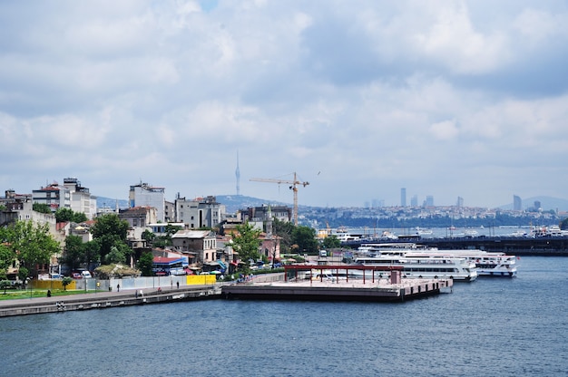 Vista panorâmica da baía do chifre de ouro. hoje o dia está desagradável. istambul, turquia, 10 de julho de 2021