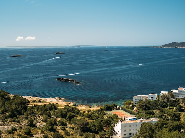 Vista panorâmica da baía do mar de Ibiza com complexo residencial moderno de iates e água azul