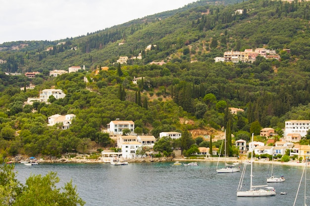 Vista panorâmica da baía e da vila no dia ensolarado. Corfu. Grécia.