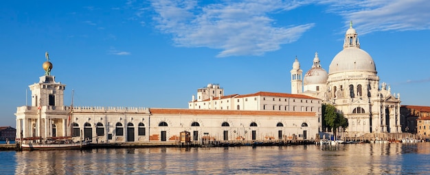 Vista panorâmica da Basílica di Santa Maria della Salute, em Veneza.