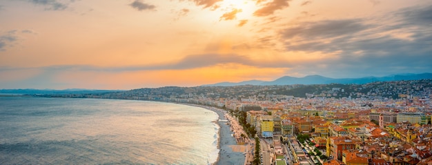 Vista panorâmica da bela França ao pôr do sol