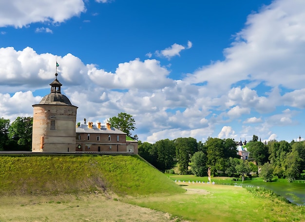 Foto vista panorâmica da bela paisagem natural velho castelo, céu azul e nuvens fofas brancas