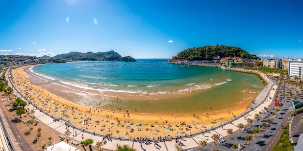 Vista panorâmica da bela praia de La Concha na cidade de San Sebastian no verão Gipuzkoa Espanha
