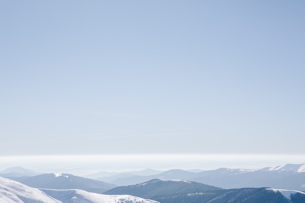 Vista panorâmica da beleza das montanhas nevadas de inverno na natureza. copie o espaço