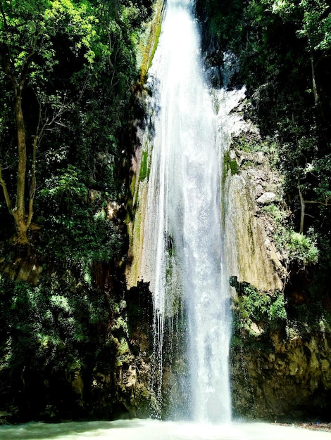 Vista panorâmica da cachoeira contra as árvores