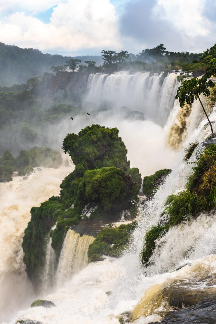 Foto vista panorâmica da cachoeira contra o céu nublado