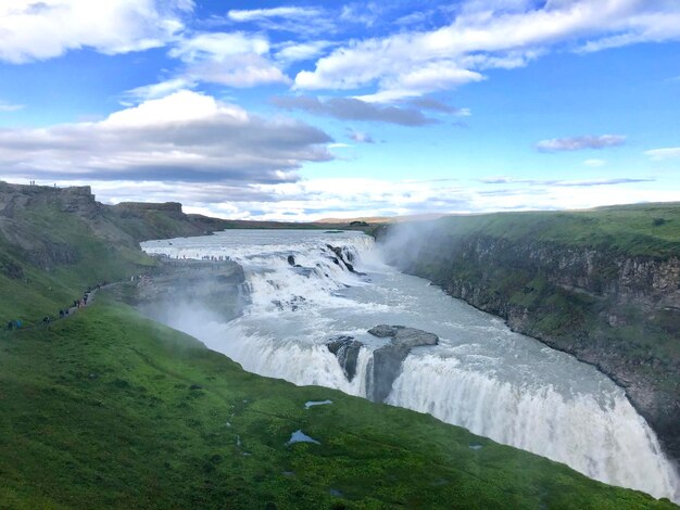 Foto vista panorâmica da cachoeira contra o céu