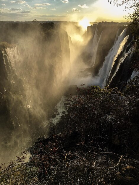 Foto vista panorâmica da cachoeira contra o céu