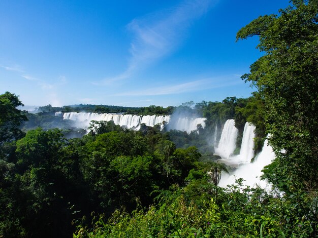 Vista panorâmica da cachoeira contra o céu