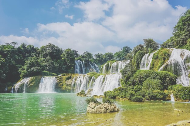 Foto vista panorâmica da cachoeira contra o céu