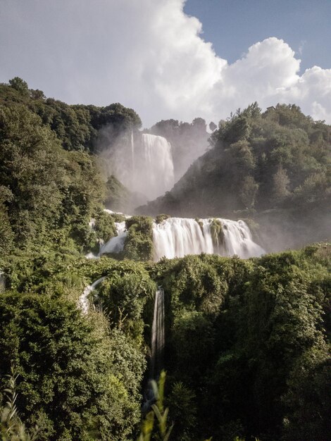 Foto vista panorâmica da cachoeira contra o céu