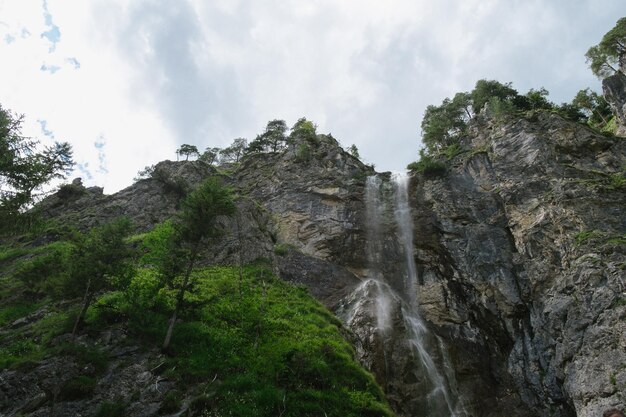 Vista panorâmica da cachoeira contra o céu