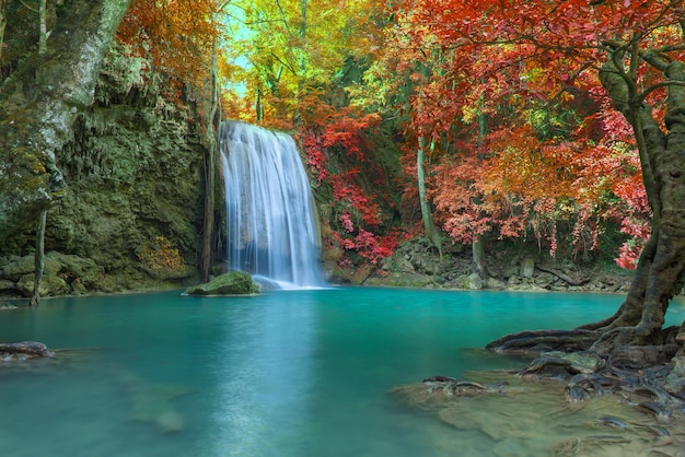 Foto vista panorâmica da cachoeira na floresta durante o outono