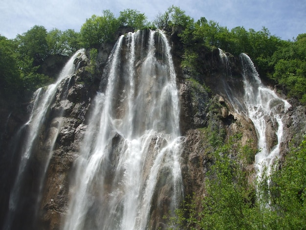 Vista panorâmica da cachoeira na montanha