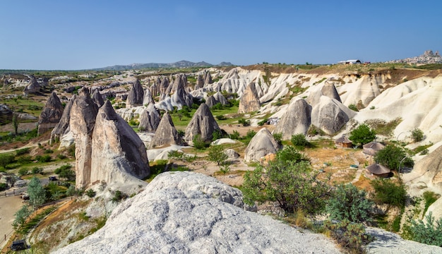 Vista panorâmica da capadócia. a capadócia é conhecida em todo o mundo como um dos melhores lugares para voar com balões de ar quente. goreme, cappadocia, turquia. fundo da paisagem.