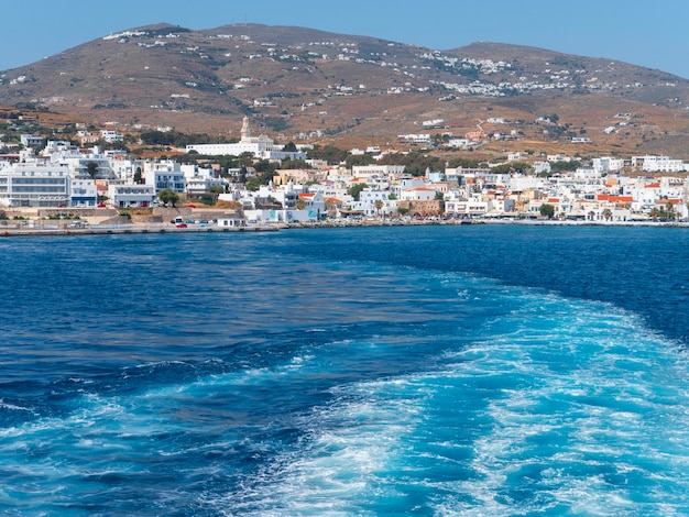 Vista panorâmica da capital da ilha de Tinos e da trilha do ferry do Mar Egeu