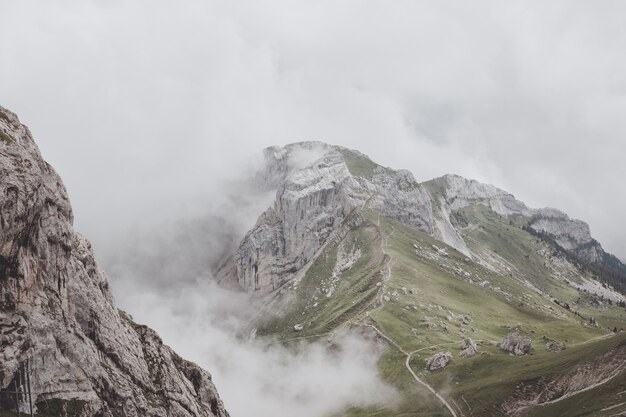 Vista panorâmica da cena de montanhas do topo pilatus kulm no parque nacional de lucerna, suíça, europa. paisagem de verão, clima ensolarado, céu azul dramático e dia ensolarado