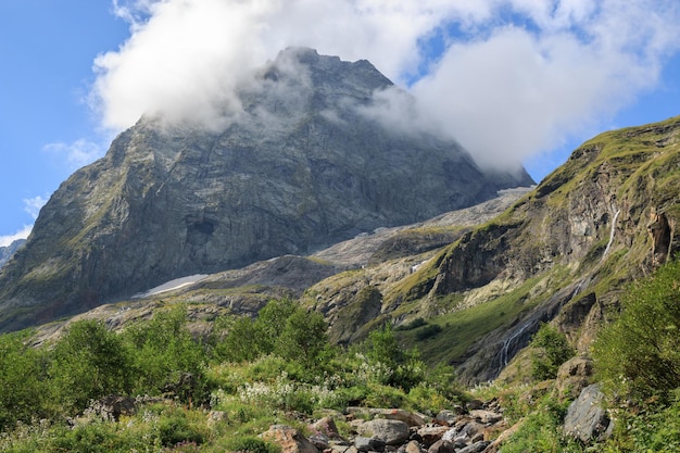 Vista panorâmica da cena de montanhas no Parque Nacional de Dombay, Cáucaso, na Rússia. Paisagem de verão, clima ensolarado, céu azul dramático e dia ensolarado