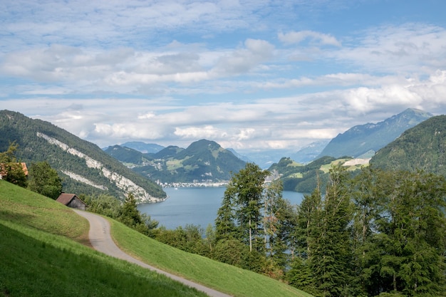 Vista panorâmica da cena do lago e das montanhas de Lucerna em Pilatus de Lucerna, Suíça, Europa. Paisagem de verão, clima ensolarado, céu azul dramático e dia ensolarado