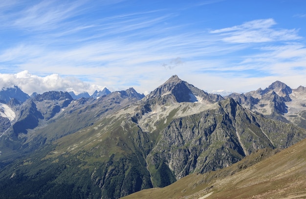 Vista panorâmica da cena dramática de céu azul e montanhas no Parque Nacional de Dombay, Cáucaso, Rússia. Paisagem de verão e dia ensolarado