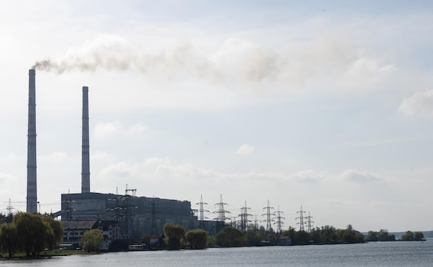 Vista panorâmica da central elétrica Lukomlskaya Gres. Chaminés com fumaça de usina. Problema ecológico. Conceito de poluição ambiental.