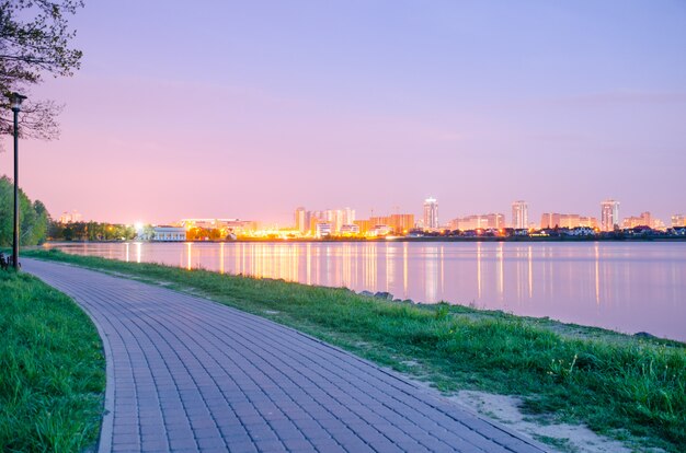 Vista panorâmica da cidade à noite nas luzes