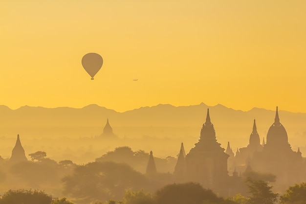 Vista panorâmica da cidade de Bagan no centro de Mianmar ao pôr do sol