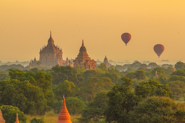 Vista panorâmica da cidade de Bagan no centro de Mianmar ao pôr do sol