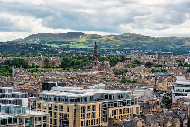 Vista panorâmica da cidade de Edimburgo do topo do castelo com as montanhas ao fundo Escócia