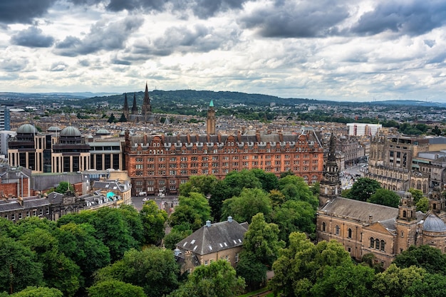 Vista panorâmica da cidade de Edimburgo do topo do castelo com as montanhas ao fundo Escócia