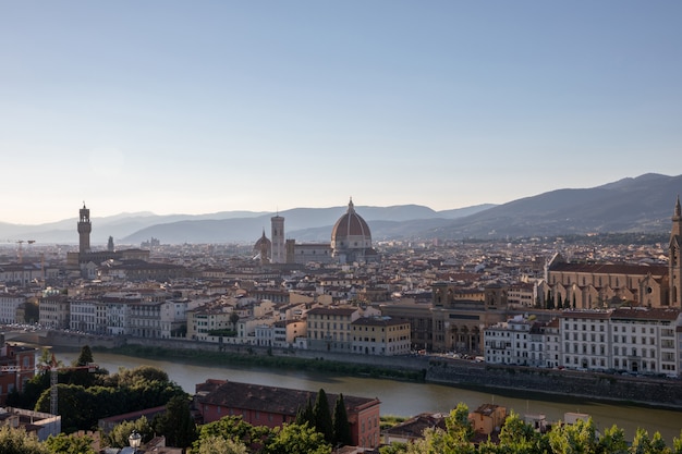 Vista panorâmica da cidade de Florença com a Cattedrale di Santa Maria del Fiore e o Palazzo Vecchio da Piazzale Michelangelo (Praça Michelangelo). Dia ensolarado de verão e céu azul dramático