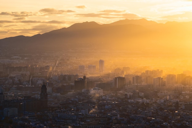 Foto vista panorâmica da cidade de málaga ao pôr-do-sol espanha andaluzia