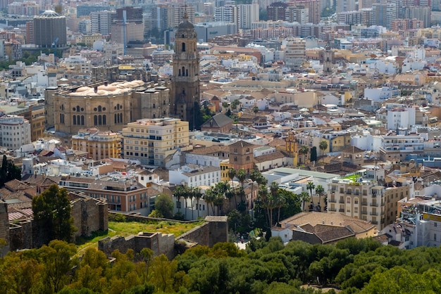 Vista panorâmica da cidade de málaga durante o verão.