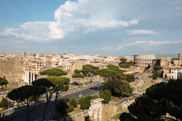 Vista panorâmica da cidade de Roma com o Fórum Romano e o Coliseu do Monumento Vittorio Emanuele II, também conhecido como Vittoriano. Dia ensolarado de verão e céu azul dramático