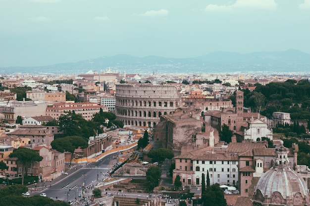 Vista panorâmica da cidade de Roma com o Fórum Romano e o Coliseu do Monumento Vittorio Emanuele II, também conhecido como Vittoriano. Dia ensolarado de verão e céu azul dramático