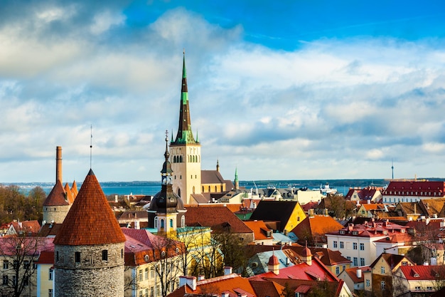 Vista panorâmica da cidade de Tallinn, na Estônia. Centro histórico com a igreja de St. Olaf e as históricas muralhas da cidade de Tallinn