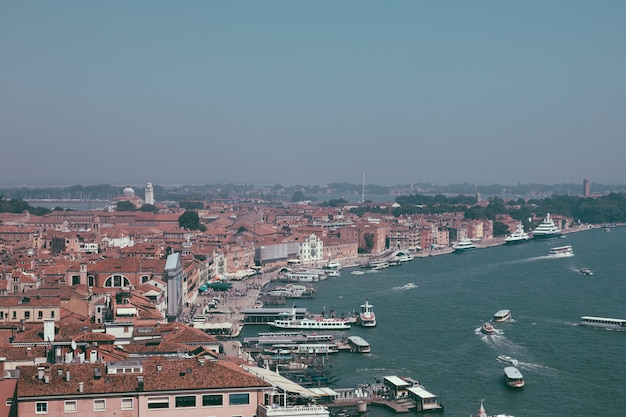 Vista panorâmica da cidade de Veneza com edifícios históricos e costa do Campanário de São Marcos. Paisagem de dia de verão e céu azul ensolarado