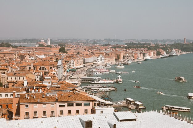 Vista panorâmica da cidade de Veneza com edifícios históricos e costa do Campanário de São Marcos. Paisagem de dia de verão e céu azul ensolarado