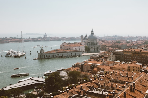 Vista panorâmica da cidade de Veneza e da Basílica di Santa Maria della Salute (Santa Maria de Healt) do Campanile de São Marcos (Campanile di San Marco). Paisagem de dia de verão e céu azul ensolarado