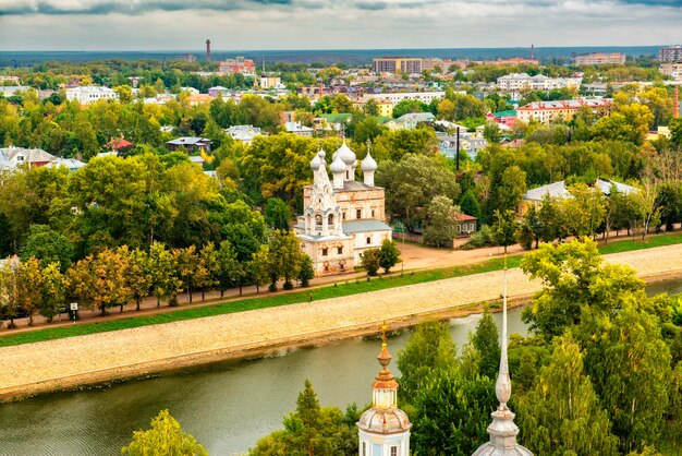 Vista panorâmica da cidade de Vologda e da Igreja de João Crisóstomo na margem do rio