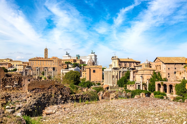 Vista panorâmica da cidade do Fórum Romano e Altar Romano da pátria em Roma, Itália. Marcos mundialmente famosos na Itália durante um dia ensolarado de verão.